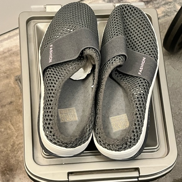 𝓖𝓻𝓪𝔂 𝓦𝓸𝓶𝓮𝓷'𝓢 𝓼𝓛𝓲𝓹-𝓞𝓷 𝓜𝓾𝓛𝓮𝓢 - Picture 3 of 4